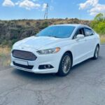 Sedán híbrido con buena experiencia de usuario. El Ford Fusion ha sido un referente en el mercado de sedanes medianos. A pesar de críticas mixtas en años anteriores, los modelos 2013-2020 han demostrado fiabilidad y confort consistentes, incluyendo versiones híbridas y enchufables que destacan por su bajo consumo y tecnología intuitiva, ofreciendo un equilibrio entre rendimiento y economía.