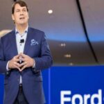 La experiencia de Ford con sus pérdidas millonarias en la división de vehículos eléctricos también ha marcado una diferencia en el enfoque de Toyota. En 2025, Ford perdió $4.8 mil millones en su división de EVs, lo que ha hecho reflexionar a Toyota sobre los riesgos de retrasos en la adopción de EVs. Como CEO de Ford, Jim Farley comentó: 