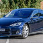 Las manijas de puertas motorizadas que se despliegan automáticamente son una característica de lujo que gusta por su diseño futurista, pero son propensas a fallos en condiciones extremas, como la lluvia, el hielo o la suciedad. El mecanismo expuesto a estos elementos puede sufrir daños, y un fallo en la manija puede dejarte atrapado fuera del vehículo. Cuando el sistema falla, generalmente no es un problema fácil de resolver, y puede convertirse en un momento frustrante cuando no puedes acceder al coche debido a un fallo mecánico inesperado.