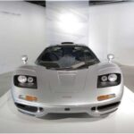 El McLaren F1, lanzado en 1992, fue el auto más rápido del mundo durante años, alcanzando 240 mph. Su V12 atmosférico de 6.1 litros, la posición central del conductor y el uso extensivo de fibra de carbono lo hicieron revolucionario. Su ingeniería y aerodinámica le permitieron brillar tanto en pista como en carretera. Hoy es uno de los autos más raros y valiosos del planeta, y un verdadero ícono tecnológico.