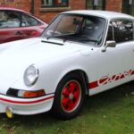 Ligero, preciso y brutalmente comunicativo. El Carrera RS marcó un estándar de equilibrio y respuesta. Su motor bóxer refrigerado por aire y su dirección transmiten una pureza difícil de encontrar hoy.