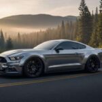 Se especula con una arquitectura revisada que mantendría tracción trasera como base, aunque no se descarta una variante AWD electrificada. Ajustes en suspensión (nuevas tasas de resorte y amortiguación recalibrada) buscarían equilibrar confort diario con comportamiento dinámico deportivo.