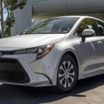 El Toyota Corolla Hybrid combina bajo consumo (cerca de 50 mpg) con la reputación histórica de durabilidad de Toyota. Es una de las puertas de entrada más sólidas al mundo híbrido.