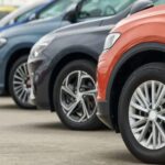 El informe de CarEdge y Bloomberg advierte de un récord de morosidad en el segmento subprime, con tasas más altas que en décadas anteriores. Este endurecimiento de la morosidad sugiere que el sistema depende en gran medida de familias menos capaces de absorber choques económicos. El resultado es un efecto dominó: más embargos, más deudas rodando entre préstamos de mayor plazo y una mayor presión sobre la liquidez de las familias y de los bancos. Bloomberg News