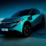 El Nissan Leaf, uno de los primeros vehículos eléctricos accesibles, ocupa el tercer lugar con un coste de mantenimiento a 10 años de $3,237. Este modelo ha sido perfeccionado a lo largo de las generaciones, lo que ha resultado en un sistema de propulsión extremadamente fiable. El Leaf tiene una baja probabilidad de necesitar una reparación importante, con un 16,14% de posibilidades en su primera década. Gracias a su sistema de gestión térmica pasiva y la utilización de neumáticos de tamaño estándar, el Leaf sigue siendo uno de los vehículos eléctricos más baratos de mantener, especialmente ideal para quienes buscan un coche eléctrico eficiente para el día a día.