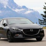 El Mazda 3 se destaca por su tecnología intuitiva y sus impresionantes calificaciones de seguridad, lo que lo convierte en una excelente opción para los conductores primerizos. Además, el consumo de combustible es sobresaliente, lo que ayuda a mantener los gastos bajos durante los primeros años de conducción. Su diseño compacto y manejo ágil facilitan la maniobrabilidad, permitiendo que los nuevos conductores se sientan cómodos al volante desde el principio.