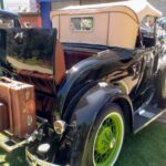 Un toque clásico que quedó atrás por seguridad. Los rumble seats, o asientos traseros plegables, estuvieron presentes hasta 1939 en EE. UU., ofreciendo espacio extra fuera de la cabina principal. Aunque no están prohibidos, las leyes modernas de cinturones de seguridad y la preferencia por más espacio de maletero los volvieron prácticamente obsoletos.