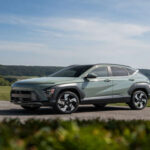 El Kona ofrece un motor 2.0 litros de 147 hp con consumo cercano a 31 mpg combinados.

Uno de sus puntos fuertes es el espacio interior: 25,5 pies cúbicos de carga, que pueden crecer a 63,7 con los asientos plegados. También incorpora pantalla panorámica de 12,3 pulgadas.