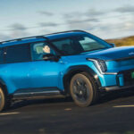 SUV eléctrico grande con hasta 562 km (349 millas) de autonomía. Interior flexible de seis plazas con asientos giratorios tipo lounge.