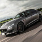 Sedán insignia de cuatro puertas con V8 de 3,8 litros y 572 hp. Tracción trasera y caja automática de ocho velocidades para un lujo de alto rendimiento.