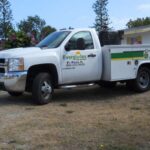 Cuando se habla de trabajo extremo, el Chevrolet Silverado 3500 Chassis Cab es un ejemplo claro de durabilidad. Desarrollado por Chevrolet para uso comercial, este modelo está diseñado para soportar cargas constantes, carrocerías especiales y tareas exigentes. Su chasis reforzado y componentes sobredimensionados lo convierten en una pickup preparada para años de uso intensivo, algo que la hace especialmente popular entre empresas y profesionales.