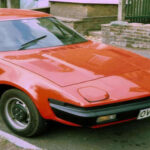 El Triumph TR7 llegó al mercado en 1975 con un diseño llamativo y una fuerte campaña de marketing, pero pronto se ganó la fama de ser uno de los deportivos británicos peor construidos. Sus propietarios se enfrentaban a una larga lista de problemas mecánicos y eléctricos, desde cortocircuitos hasta fallos en carburadores y bombas de aceite. Incluso el techo solar tenía problemas de filtraciones, lo que hacía que conducir bajo la lluvia fuese una experiencia bastante desagradable.
