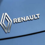 El golpe más simbólico llegó cuando Renault decidió registrar una pérdida contable de 9.300 millones de euros sobre su participación en Nissan, equivalente a unos 10.900 millones de dólares. Con ese movimiento, el fabricante francés prácticamente declaró sin valor su inversión en la alianza de 26 años. Poco después, Nissan anunció una previsión de pérdidas de 4.200 millones de dólares para el ejercicio fiscal 2026, lo que provocó que las principales agencias de calificación rebajaran su deuda a categoría especulativa o “bono basura”.