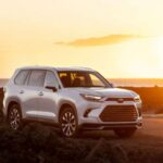 Si necesitas un SUV de tres filas y quieres evitar dolores de cabeza futuros, el Toyota Highlander es tu mejor elección. Sus motores y sistemas híbridos son legendarios por su durabilidad, mientras que su ingeniería sensata evita la complejidad que suele afectar a otros SUVs modernos. Esto lo convierte en una opción segura para familias que buscan longevidad sin sorpresas.