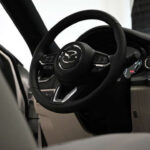 El Autozam AZ-1 es uno de los kei cars más deportivos jamás fabricados. Su motor turbo de 657 cc y su bajo peso lo hacen divertido de conducir, pero su tamaño diminuto y la falta de estándares modernos de seguridad hacen que muchos expertos cuestionen si realmente vale la pena asumir los costos de importación.