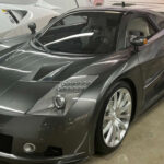 El Chrysler ME Four-Twelve debutó en 2004 como una demostración de que la marca también podía competir en el mundo de los superdeportivos. Su carrocería de fibra de carbono ocultaba un potente motor V12 quad-turbo desarrollado por Mercedes‑AMG, capaz de ofrecer prestaciones extraordinarias.