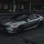 El Toyota Camry lleva décadas dominando el mercado por una razón clave: su fiabilidad casi inquebrantable. Informes de propietarios y talleres coinciden en que muchos Camry superan sin problemas las 200.000 millas, y no es raro encontrar unidades que alcanzan las 300.000. Su fórmula combina motores eficientes, bajo coste de mantenimiento y una construcción sólida que resiste el paso del tiempo.