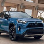 El Toyota RAV4 aparece constantemente entre los modelos más buscados porque representa exactamente lo que millones de conductores quieren: un SUV fiable, eficiente y práctico para el día a día.

La versión híbrida es una de las claves de su éxito, ya que ofrece excelente consumo sin necesidad de enchufarlo, lo que resulta ideal para quienes buscan eficiencia sin cambiar sus hábitos de conducción. Su reputación de durabilidad también pesa mucho: muchos compradores investigan el RAV4 precisamente porque esperan que dure años con un mantenimiento mínimo.