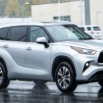 El Toyota Highlander Hybrid alcanza un 31,0% de probabilidad de superar las 200.000 millas gracias a su motor eléctrico que reduce el desgaste del motor térmico. Propietarios indican cero reemplazos de batería y ausencia de fallos del sistema híbrido más allá de las 250.000 millas, evidenciando que la tecnología híbrida de Toyota puede ser tan duradera como eficiente.