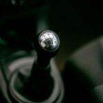 Durante la prueba de conducción, presta atención a la transmisión. Un coche que tiembla, retarda o cambia de manera impredecible puede indicar hábitos de conducción agresiva o intervalos de servicio ignorados. Incluso pequeños retrasos o transiciones torpes entre marchas pueden señalar desgaste interno que no se solucionará por sí solo y que podría derivar en costosas reparaciones.