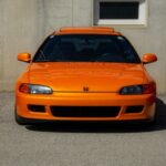 El Honda CR-V sigue siendo sinónimo de fiabilidad y practicidad. Los cambios de 2023 incluyen mejoras en tecnología y confort, pero sin perder su esencia de vehículo familiar seguro y fácil de mantener. Su combinación de eficiencia en carretera, interiores cómodos y reputación consolidada lo hace destacar frente a rivales como Toyota RAV4 o Ford Bronco. Los expertos recomiendan el CR-V para quienes buscan una experiencia de conducción predecible y confiable sin sorpresas.