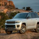 Jeep mantiene su reputación fuera del asfalto, pero pierde puntos en durabilidad. Problemas en transmisión, frenos y tecnología complican la experiencia de uso.