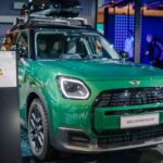 Los valores EPA son estándar, pero la autonomía real disminuye con el clima frío o altas velocidades en carretera. Además, el tamaño de ruedas influye: el MINI Countryman pasa de 212 millas con llantas de 18 pulgadas a 204 millas con llantas de 19 pulgadas, y en pruebas de 75 mph llegó a 180 millas. Planificar en función del consumo real evita paradas inesperadas y retrasos.