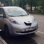Las primeras generaciones del Nissan LEAF han quedado claramente desfasadas. Su limitada autonomía y el uso del sistema de carga CHAdeMO lo hacen poco práctico frente a los estándares actuales. En un mercado dominado por la carga rápida, estos modelos ofrecen una experiencia frustrante.
