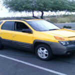 El Pontiac Aztek es recordado principalmente por su controvertido diseño. Aunque ofrecía buen espacio interior y soluciones prácticas, su estética poco atractiva y un rendimiento mediocre lo convirtieron en objeto de críticas y burlas desde su lanzamiento.