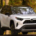 El Toyota RAV4 Hybrid es uno de los híbridos más confiables del mercado. Consumer Reports lo ubica como el top en fiabilidad de SUV híbridos, gracias a un sistema híbrido refinado y baterías duraderas. Ofrece economía de combustible y mantenimiento predecible, ayudando a las familias a reducir gastos a largo plazo. Este equilibrio entre eficiencia y cuidado asegura que los propietarios disfruten de un vehículo confiable durante muchos años.