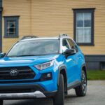 El Ford Escape equipa un motor turbo de 2 litros, capaz de generar 145 caballos de fuerza y 275 lb-ft de torque, ofreciendo una respuesta rápida y controlada en cualquier escenario. Su combinación de eficiencia y potencia lo convierte en un SUV versátil y confiable para los conductores que buscan un equilibrio entre desempeño y consumo de combustible.