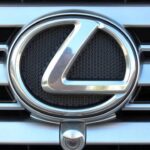 Lexus rompe el estereotipo de los coches de lujo poco fiables. Modelos como el IS y el ES Hybrid 2026 combinan tecnología avanzada, confort y durabilidad, con precios entre $41,020 y $49,950. Con un mantenimiento a 10 años de $7,110 y una probabilidad 17,29% menor de reparaciones costosas, Lexus demuestra que el lujo puede ir de la mano con fiabilidad y ahorro a largo plazo.