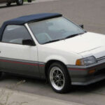 Aunque Honda nunca fabricó oficialmente un CRX descapotable, en EE. UU. existió una versión convertida por la empresa R. Straman.
Solo se produjeron unas 300 unidades, lo que lo convierte hoy en una de las variantes más raras y buscadas.