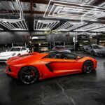 Ciertos vehículos de lujo sorprenden con gastos de mantenimiento inesperadamente altos, debido a reparaciones especializadas y piezas costosas. Incluso problemas menores pueden escalar a reparaciones onerosas, haciendo que la propiedad sea menos práctica. Mecánicos advierten que los concesionarios luchan por vender estos modelos a compradores informados, que priorizan costes gestionables.