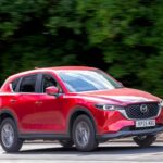 El Mazda CX-5 2025 ha recuperado su prestigio en confiabilidad, con calificaciones superiores al promedio en motor, suspensión, frenos y electrónica. CarEdge estima que sus propietarios ahorran $260 en mantenimiento durante los primeros diez años, y las pruebas del IIHS muestran rendimiento perfecto en seguridad y recordatorios de cinturón. Este modelo destaca por ofrecer confiabilidad sin elevar excesivamente el precio.