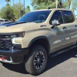 El Chevrolet Silverado 1500 es un camión de trabajo robusto con opciones de motor V8 y excelentes capacidades de remolque. Muchos propietarios han superado los 200.000 kilómetros sin problemas importantes. Modelos como los de 2014 y 2015 destacan por su durabilidad y rendimiento, lo que confirma la reputación del Silverado como un pickup resistente y confiable.