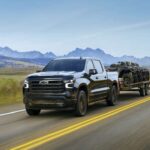 El Chevrolet Silverado llevó el legado de los pickups Chevy al siglo XXI. Con fuerza, durabilidad y una amplia gama de opciones de lujo y practicidad, se ha ganado la confianza de familias, agricultores y aventureros de fin de semana. Su equilibrio entre robustez y versatilidad asegura que siga siendo uno de los pickups más valorados año tras año.