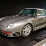 Un adelantado a su época. Con tracción integral, doble turbo y tecnología innovadora, fue uno de los superdeportivos más avanzados de los años 80. Su producción de solo 337 unidades refuerza su exclusividad.