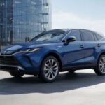 El Toyota Venza se posiciona como una opción híbrida de lujo con un diseño más elegante y sofisticado. A pesar de ser menos rugoso que el RAV4, su comportamiento en carretera es excepcionalmente suave y refinado. Este modelo destaca por su comodidad en viajes largos, pero su menor versatilidad y enfoque más urbano pueden generar dudas para aquellos que buscan una opción más ruda o con mayor capacidad todoterreno. El Venza es ideal para quienes buscan un SUV híbrido de lujo con estilo, pero no es tan versátil como otros modelos de su categoría.