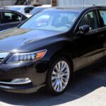 El Acura RLX, producido entre 2014 y 2020, es otro sedán de lujo que ofrece una excelente reputación de confiabilidad. Utiliza un motor V6 de 3.5 litros que logra un buen equilibrio entre potencia y eficiencia.

Gracias a la ingeniería de Acura, respaldada por Honda, este modelo suele tener costos de mantenimiento relativamente bajos. Su interior espacioso y su tecnología bien integrada lo convierten en una opción atractiva para quienes buscan lujo sin demasiadas complicaciones mecánicas.