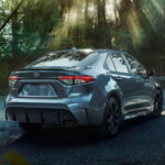 El Toyota Corolla continúa demostrando que la simplicidad puede ser eficiente. Su versión sedán a gasolina logra 35 mpg combinados, con 32 mpg en ciudad y 41 mpg en carretera.

Gracias a su motor 2.0 litros y transmisión CVT, este compacto combina eficiencia con la reputación de confiabilidad característica de Toyota. Su rango estimado alcanza 462 millas.