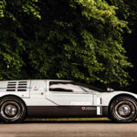 El RX-500 destacaba por su motor rotativo central y cubiertas tipo “alas de gaviota”. Aunque se concibió principalmente como banco de pruebas de seguridad, también ofrecía 250 HP y un diseño futurista. Curiosamente, la mayoría de sus réplicas fueron fabricadas en miniatura por Matchbox, mostrando la fascinación que generaba incluso a escala.