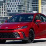 Sedán confiable y eficiente para la conducción diaria. El Toyota Camry 2026 es exclusivamente híbrido, logrando 48 mpg combinados y hasta 232 hp en versiones AWD. Consumer Reports elogia su conducción cómoda, espacio interior adecuado y ahorro de combustible sobresaliente, consolidándolo como un sedán ideal para la rutina diaria sin sacrificar fiabilidad.