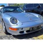 El Porsche 911 Turbo generación 993, presentado en 1995, es considerado una de las mejores versiones del 911. Con su seis cilindros bóxer biturbo de 3.6 litros y 408 hp, alcanzaba 180 mph. Su tracción integral y suspensión mejorada ofrecían un equilibrio perfecto entre rendimiento y control. Su diseño atemporal y fiabilidad mecánica lo convirtieron en un clásico muy buscado.