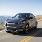 El Mach-E de Ford ofrece aceleración fuerte y manejo deportivo dentro de un SUV eléctrico. Representa la transición de la marca hacia la electrificación, aunque la autonomía real y la calidad percibida siguen bajo análisis.