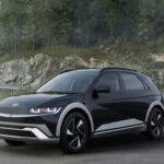 El Hyundai Ioniq 5 se ha convertido en uno de los favoritos entre los SUV eléctricos de dos filas gracias a su precio de entrada razonable, rendimiento ágil y una experiencia de conducción muy disfrutable. Con una autonomía competitiva y varias opciones de motor, ofrece una combinación atractiva para familias y compradores primerizos que buscan tecnología sin sacrificar economía. Hyundai Ioniq 5