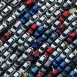 Más del 30% de las operaciones de intercambio de vehículos nuevos llevan equidad negativa, con promedios de deuda y plazos que superan los siete años. Edmunds y otros analistas señalan que la media de pagos mensuales se sitúa en rangos elevados, complicando la salida de deudas cuando el valor del coche cae por debajo del saldo del préstamo. Este fenómeno amplifica la vulnerabilidad de los hogares y dificulta la recuperación del mercado cuando las condiciones macroeconómicas empeoran. Edmunds