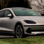 El Tesla Model Y se encuentra en el cuarto lugar con un coste de mantenimiento de $3,977 a 10 años. Aunque es un SUV, el Model Y se beneficia de muchas de las mismas características que el Model 3, lo que lo hace igualmente económico en términos de mantenimiento. Con una probabilidad del 12,03% de necesitar reparaciones importantes en su primera década, el Model Y se destaca por su diseño sencillo, lo que facilita las reparaciones y reduce los costos de mantenimiento. Además, el diagnóstico remoto de Tesla permite identificar problemas antes de que se conviertan en reparaciones costosas, lo que ahorra tiempo y dinero a los propietarios.