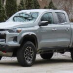 La Chevrolet Colorado ZR2 ofrece gran equilibrio. Con protecciones, suspensión específica y excelente control, responde bien en terrenos difíciles.