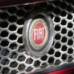 El Fiat 500X destaca por su estilo italiano, pero su rendimiento y fiabilidad pueden decepcionar. La aceleración es limitada y la maniobrabilidad no está a la altura de la competencia. Además, los costes de mantenimiento y algunas dudas sobre la durabilidad hacen que los compradores exigentes puedan descartar este modelo en un segmento tan competitivo.
